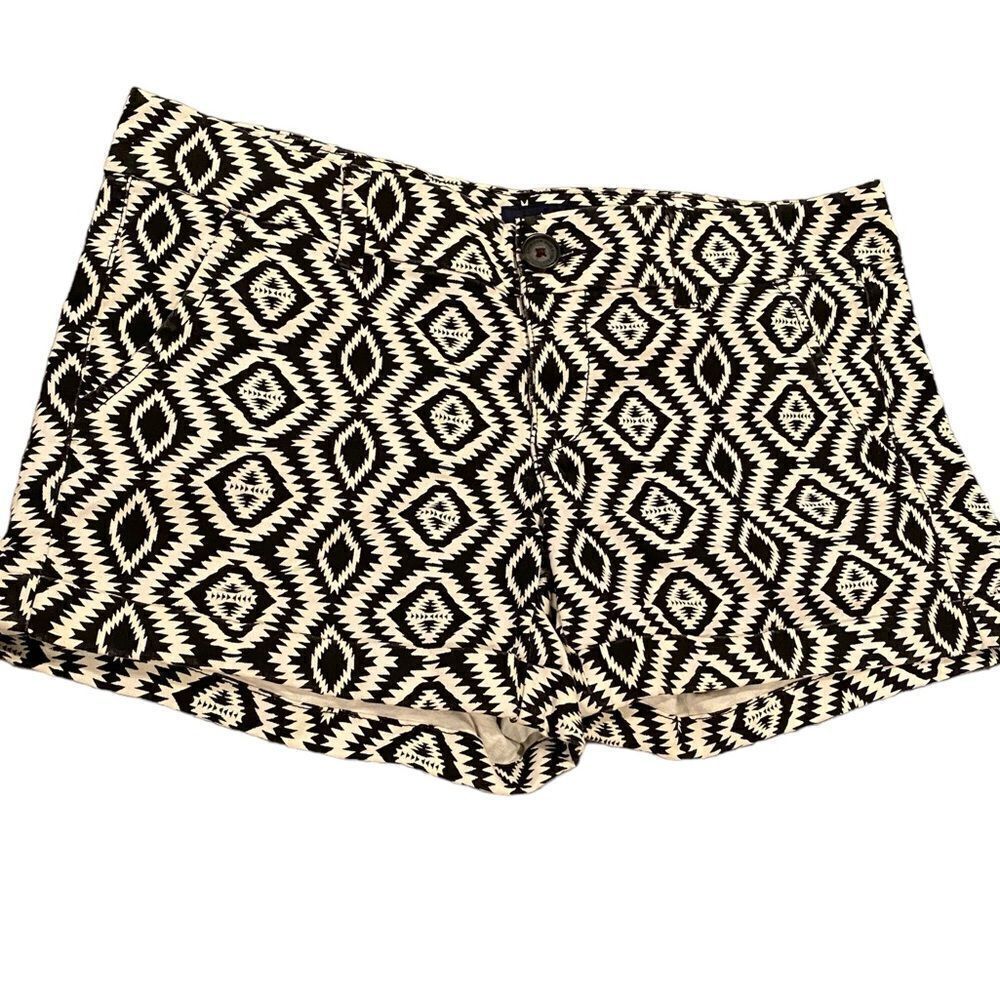 American Eagle Navajo Print Shorts Size 4 Black & White